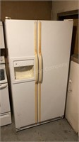 GE Side by Side Refrigerator, Works Good