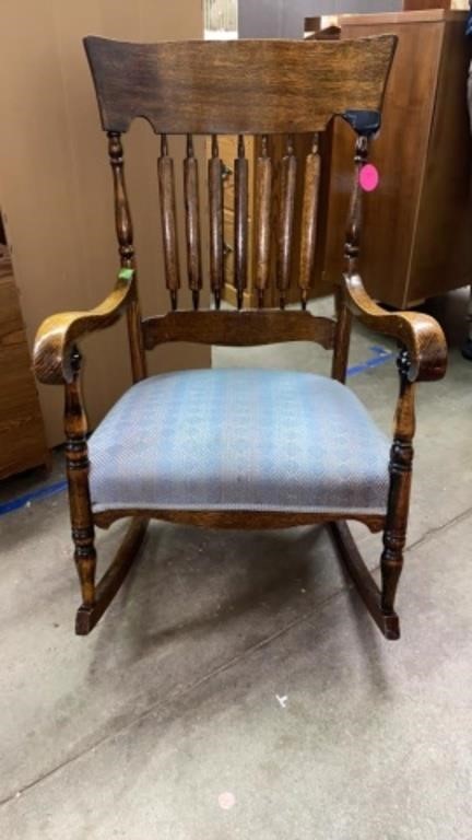 ANTIQUE WOODEN ROCKING CHAIR