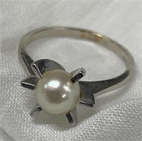 "Hallmark" Brand 10k White Gold & Pearl Ring