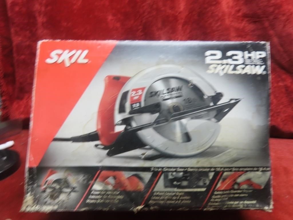 Unused Skilsaw circular saw. Has oxidation on