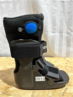 united ortho fracture boot sz small
