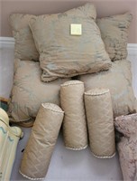 26 - LARGE LOT OF ACCENT PILLOWS (V18)