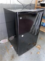 GE MINI FRIDGE W/ FREEZER WORKING 20"X21"X 32"