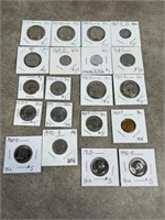 Variety of US coins, most are quarters. Total of