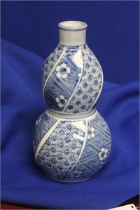 A Japanese Blue and White Gourd Shape Bottle