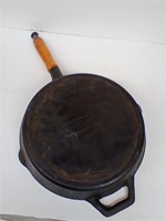 Castware cast iron skillet with wood handle