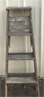 (H) 4' Wood Step Ladder