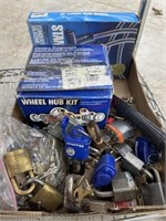 Wheel hub kit. Locks with keys.