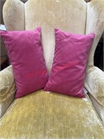 Set of pink velvet throw pillows (small room)