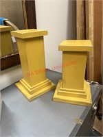 Set of yellow wood pillars (small room)