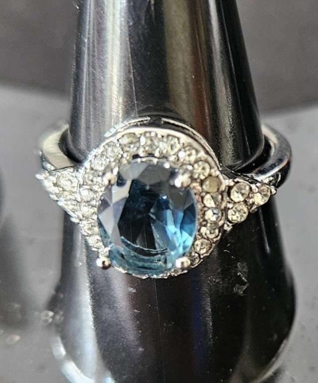 beautiful ring with rhinestones & blue stone