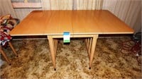 Blonde wooden dining table 80x38 open, 29x38 w/