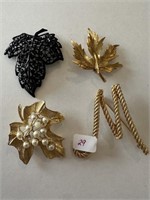 LOT OF 4 BROOCHES  / PINS