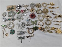 VINTAGE BROOCHES W BOX
