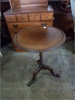 Round end table. 20x26. All mahogany.