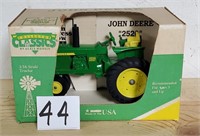 John Deere 2520 with box