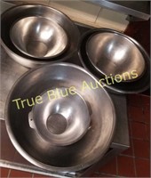 Stainless Bowls 3 Large (2 Gallon) and 3 Medium