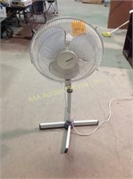 Oscillating floor fan