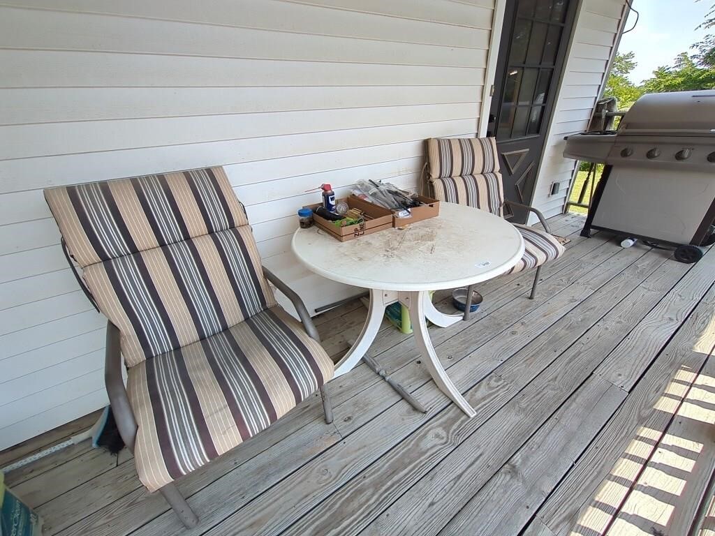 Outdoor Patio Chairs & Round Plastic Table