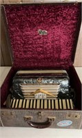Belcanto Model 201 accordian w/case