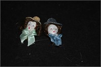 2 figurine pins