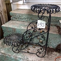 Plant Stand with Leaf Motif