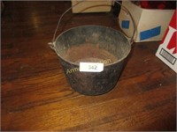 Three toed cast iron pot with handle