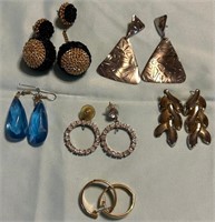 D - LOT OF COSTUME JEWELRY EARRINGS (J69)