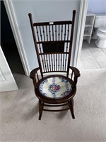 ANTIQUE WOOD CHAIR