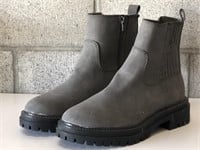 NWT Size 9 Ladies Boots