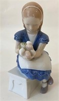 PORCELAIN FIGURE OF GIRL WITH FLOWERS