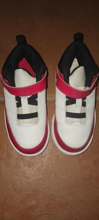 USED JORDAN SHOES 10 KIDS