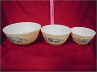 Set of pyrex nesting bowls