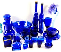 25 pièces variés en verre bleu
