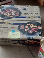 Kettle grill, in original box