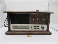 VINTAGE RCA CLOCK RADIO