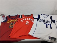 3 jerseys de basketball dont Raptors de Toronto -