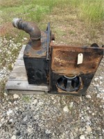 Pallet with metal pieces, three barrels