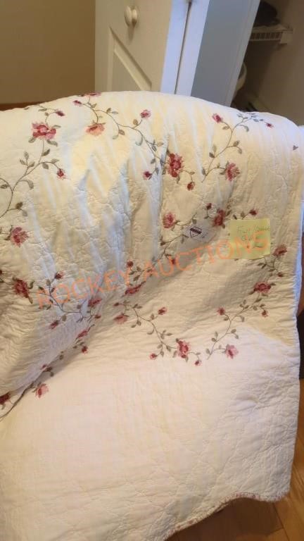 Full/queen bed quilt ( has a very small stain)