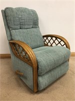 LAZY BOY RECLINER - CLEAN AND COMFY