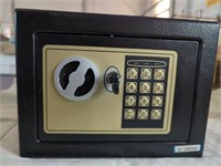 Small Safe with Key 7" x 7" x 9"