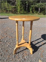 CHIC ROUND ACCENT TABLE 16.5X24.5 INCHES