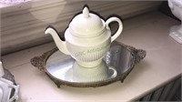 Wedgewood porcelain teapot, mirrored plateau, 14