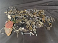 Vintage keys (box lot)