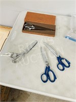 4 pairs of vintage scissors