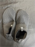 Size 10/11 water shoe - mens