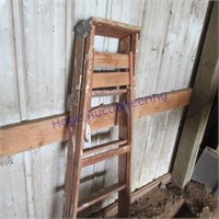 4 STEP WOOD LADDER