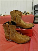 Women's Dingo size 9M boots, New, likely display