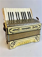 VINTAGE HOHNER 25 KEY ACCORDIAN