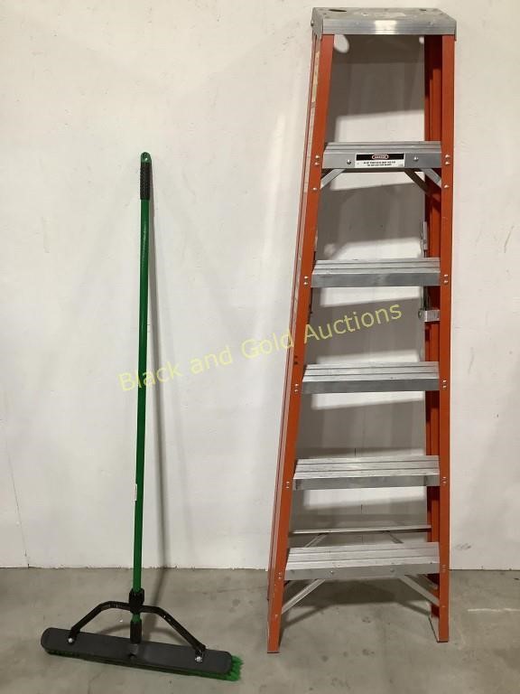 Cuprum 6ft Fiberglass Ladder & Libman Push Broom